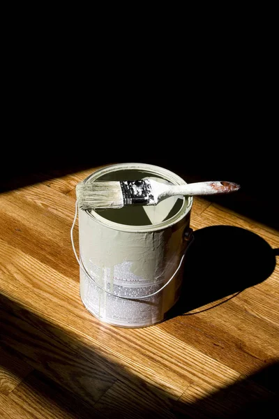 Paint Κουβά Στο Πάτωμα Σκληρού Ξύλου Πινέλο — Φωτογραφία Αρχείου