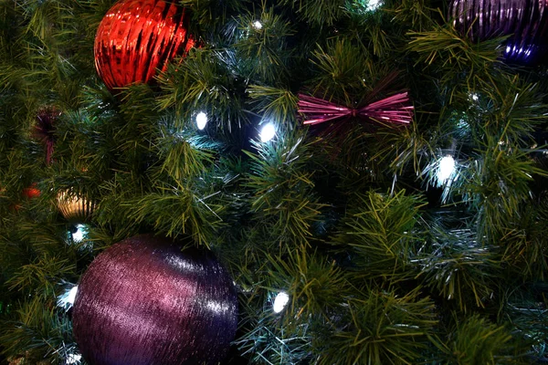 Enfeites Árvore Natal Com Luzes Pinheiros — Fotografia de Stock