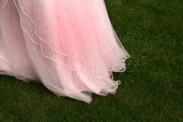 Причудливое платье крупным планом
