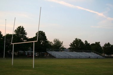 Gün süre futbol kale direğine vurdu