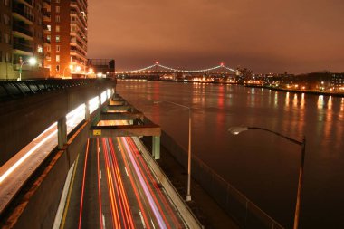 Fdr Drive New York'ta gece kentsel trafik