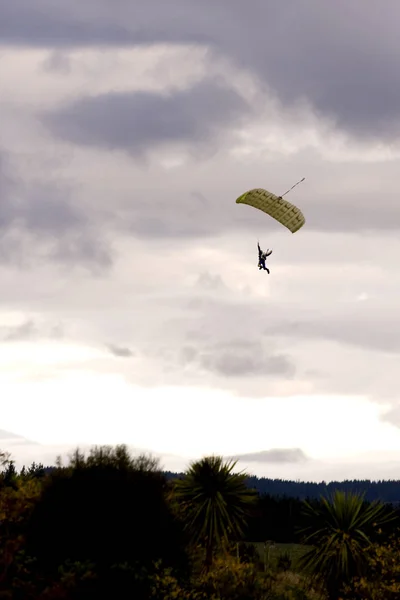 Malejąco Paragliders Ziemi — Zdjęcie stockowe