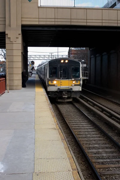 Commuter Line Train Pulling Tracks — Stock Photo, Image