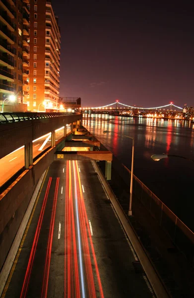 纽约市的城市交通夜间罗斯福驾车在纽约市 — 图库照片