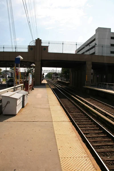 Línea Tren Cercanías Con Vías Férreas Vacías —  Fotos de Stock