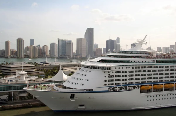 Línea de cruceros acoplados con Miami Skyline — Foto de Stock