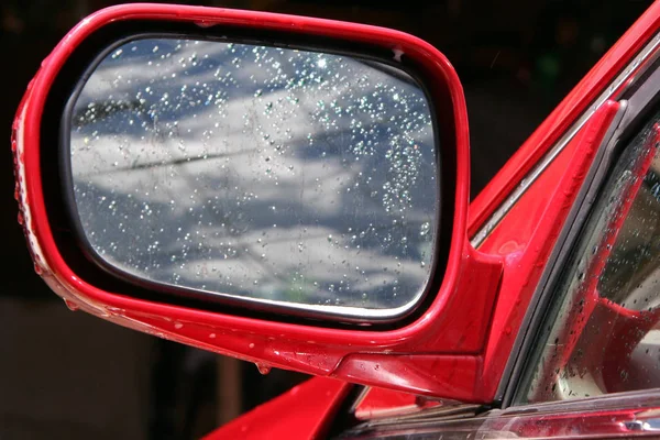 Espelho do carro molhado — Fotografia de Stock