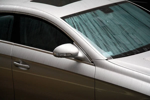 Coche de lujo húmedo —  Fotos de Stock