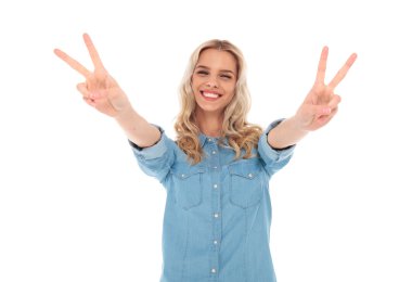 zafer işareti yaparak heyecanlı genç sarışın kadın 