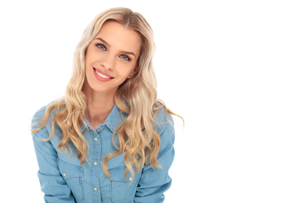 Lachende blonde casual vrouw kijken naar de camera — Stockfoto