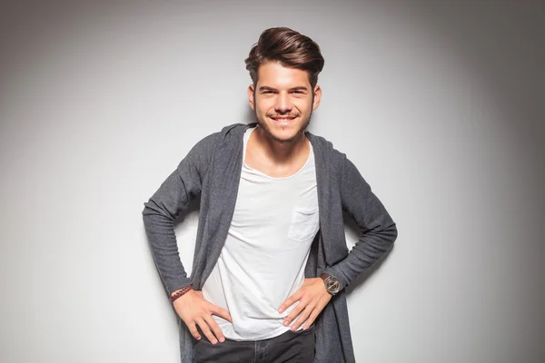 Sorridente jovem casual homem com as mãos na cintura — Fotografia de Stock