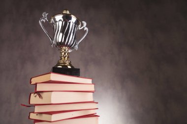 bir yığın kitap boşaltmak ile kupa bardakta