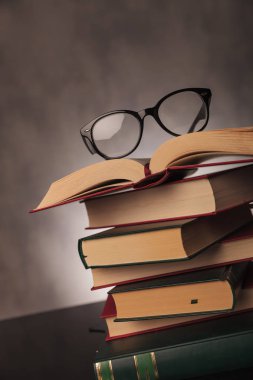 Öğrenci kitap ve stüdyoda çekim gözlük