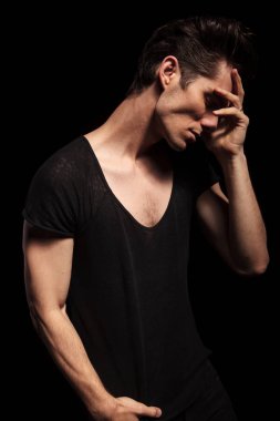 üzgün düşünceli ve dramatik genç adam