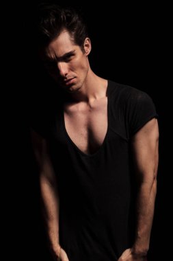 Elleri ceplerinde dramatik genç adam