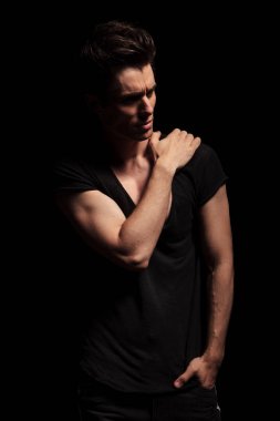 ciddi adam elini omuz ve görünüyor uzakta tutarak