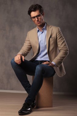 stüdyoda oturan serin şık adam