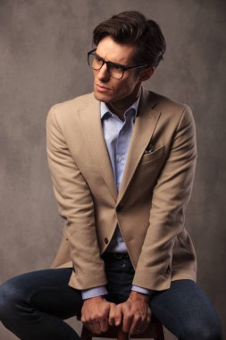 oturan genç iş adamı ve uzak görünüyor