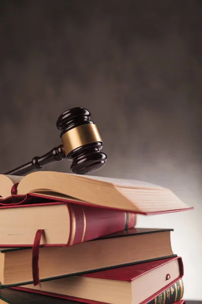 Rechtsbegriff Richterhaken auf Bücher — Stockfoto