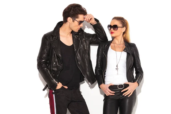 Man and woman in leather jackets looking at each other — Stock Photo, Image