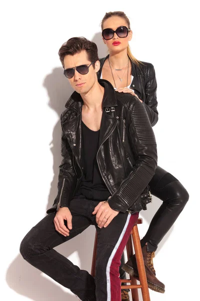 Woman in leather jacket standing behind her man — Stock Photo, Image