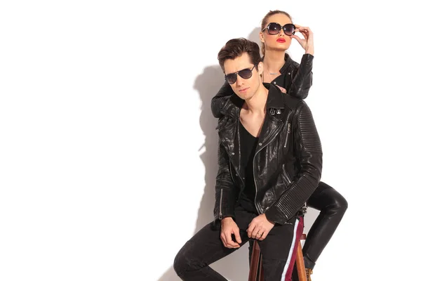 Woman in leather jacket leaning her elbow on her man — Stock Photo, Image