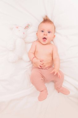 Onu tavşan oyuncak yanında yalan süper heyecanlı bebek kız 