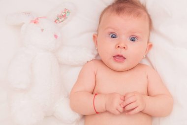 bunny yakınındaki loocking shoked olan yuvarlak yüz bebek kız