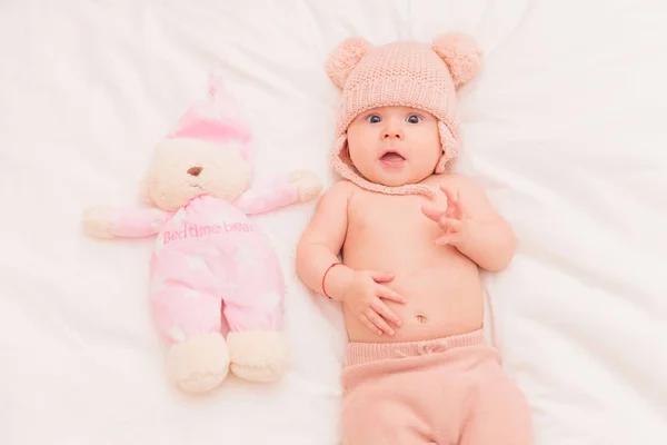 Verbaasd 5 maanden oude baby meisjes in de buurt van teddy bear speelgoed — Stockfoto