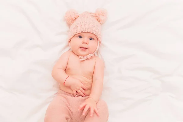 Schattig klein babymeisje in gebreide Beer hoed en broek — Stockfoto