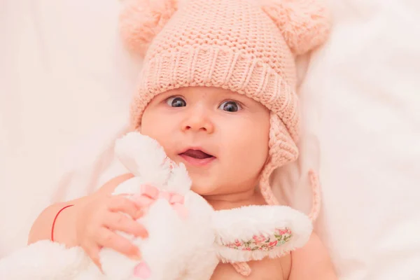 Adorabile bambina abbracciando il suo coniglietto giocattolo — Foto Stock