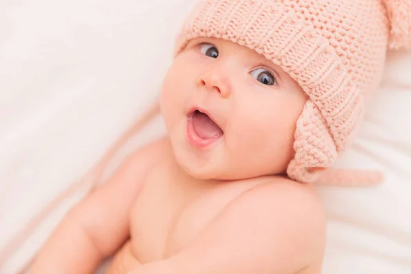 惊讶的 5 个月宝宝对着镜头微笑的女孩 — 图库照片