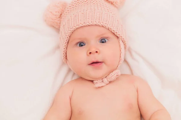 Bebé chica con grandes ojos usando punto oso orejas sombrero —  Fotos de Stock