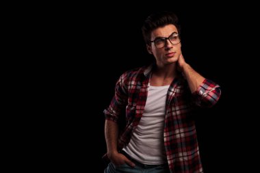 yakışıklı casual adam yanındaki için bakmak ve düşünmek 