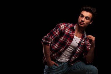 seksi genç casual adam gözlükleri çıkar alarak yan görünüm 