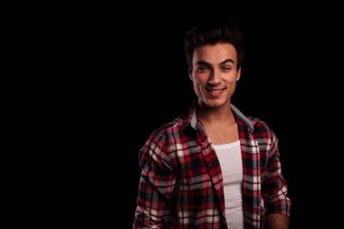 pozitif genç seksi casual adam gülümseyen 