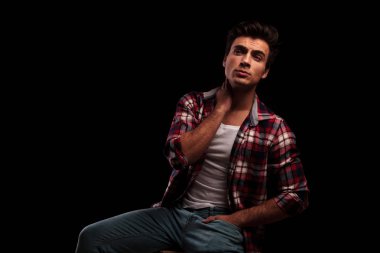 oturan genç casual adam arıyor 