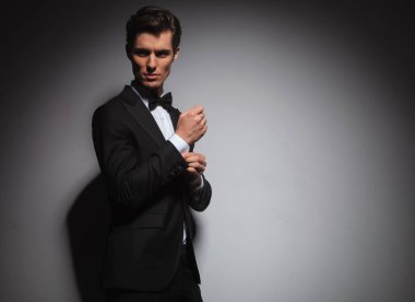  adam onun kol görünüyor geri omzunun üzerinden düzenlenmesi smokin