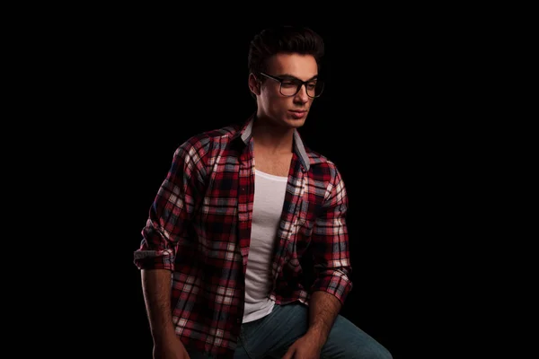 Sexy mladík v kostkované košili a brýle koukal — Stock fotografie