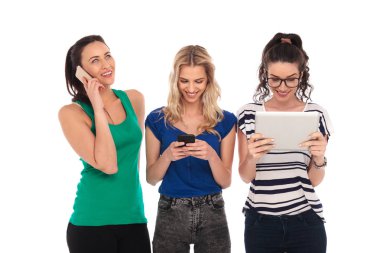 Üç genç kadın eğleniyor iletişim