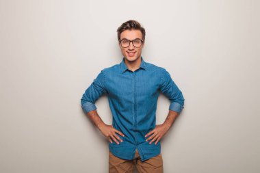 mutlu rahat genç casual adam stüdyo ve gülümser ayakta