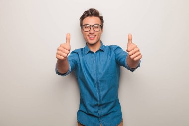 mutlu genç casual adam ok işareti yapmak