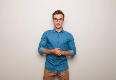 gülümseyen genç öğrenci Studio poz