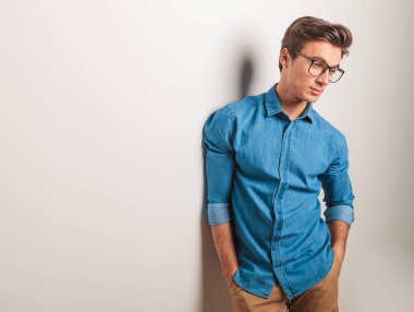 duvar ve düşünüyor yaslanmış bir adam yan görünüm 