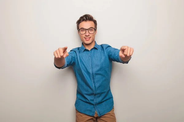 Hombre casual feliz pintando dedos — Foto de Stock