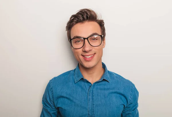 Gülümseyen bardakları ile genç bir adamın closeup resmi — Stok fotoğraf