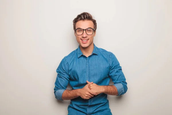 Casual jongeman in spijkerbroek shirt lachen — Stockfoto