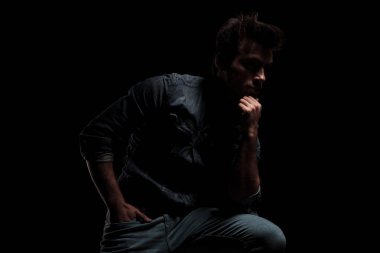 kot ceketli dramatik genç adamı düşünme