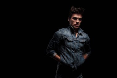 üzgün adam ile ayakta Kot ceket ceplerinde eller