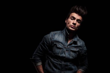 Kot ceket kibirli genç adam 